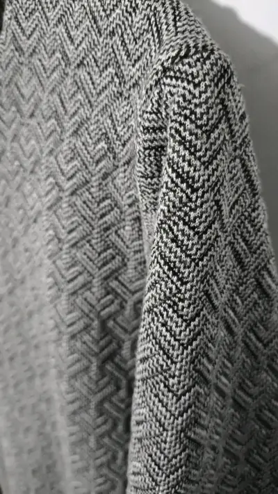 Vestido de punto gris con cuello alto - miniatura 3