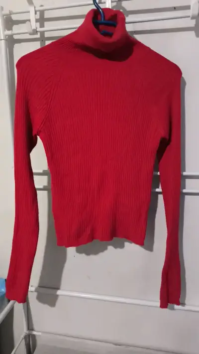 Suéter rojo de cuello alto para mujer - miniatura 1