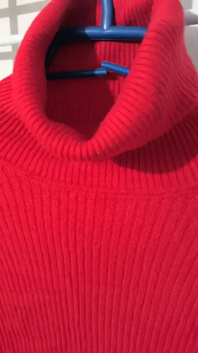 Suéter rojo de cuello alto para mujer - miniatura 2