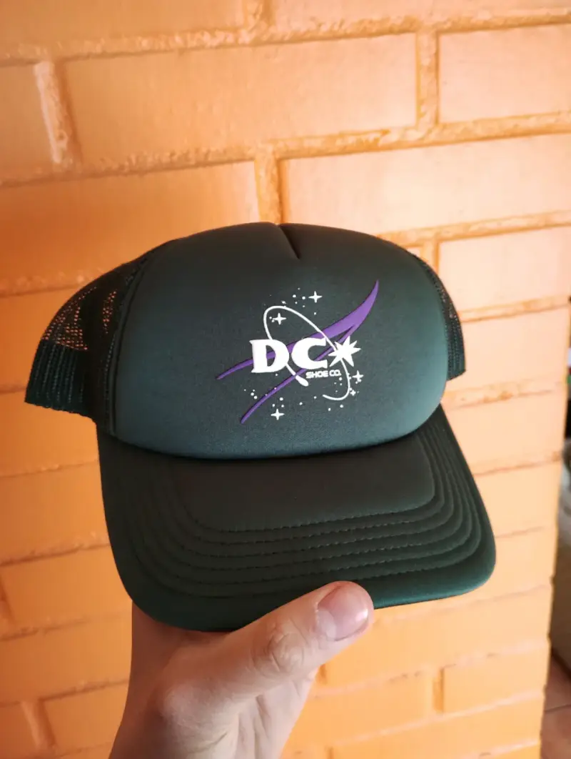 Gorra Trucker Verde DC Shoes Diseño Espacial