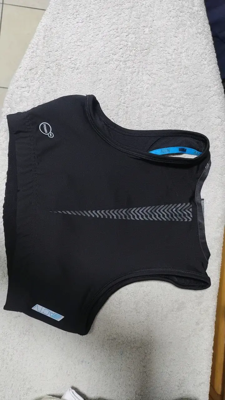 Top deportivo negro Puma para mujer - 4