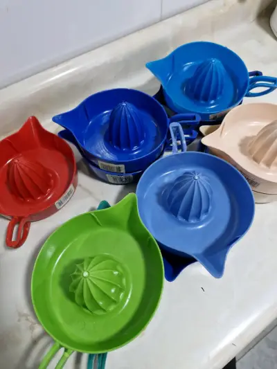 Set de exprimidores de jugo de plástico coloridos - miniatura 1