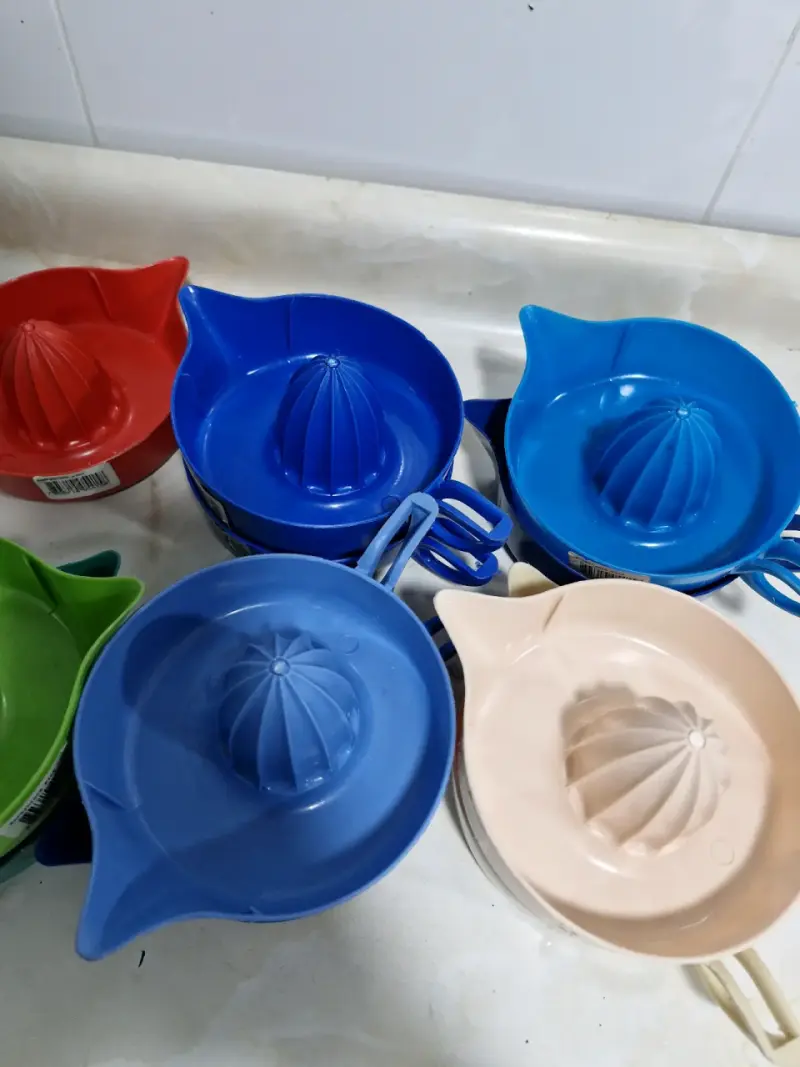 Set de exprimidores de jugo de plástico coloridos - 2