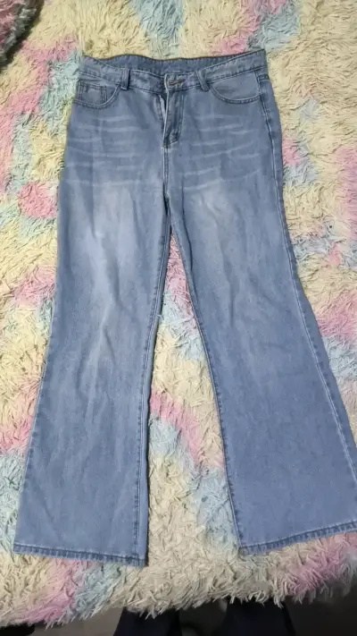 Jeans de mezclilla azul claro para mujer - miniatura 1