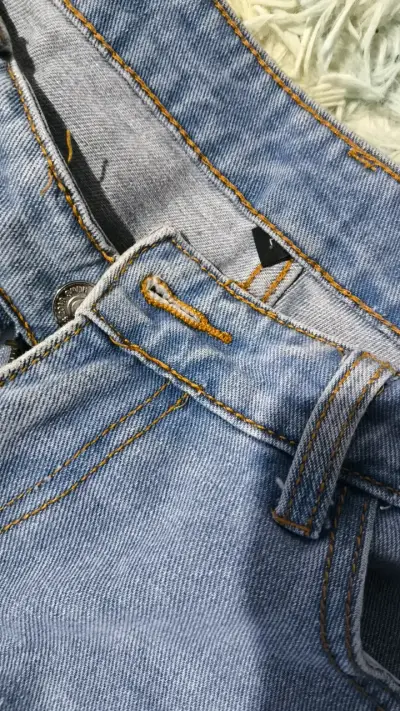 Jeans de mezclilla azul claro para mujer - miniatura 2