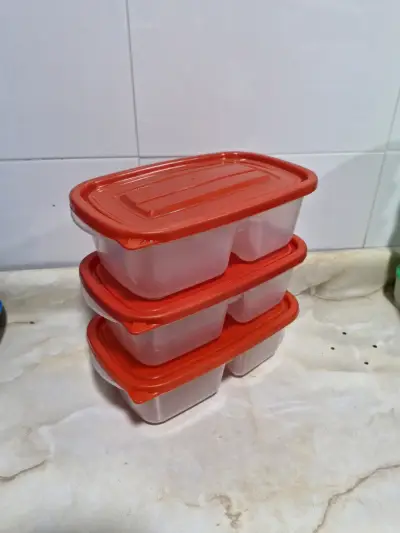 Set de contenedores plásticos con tapa roja - miniatura 1