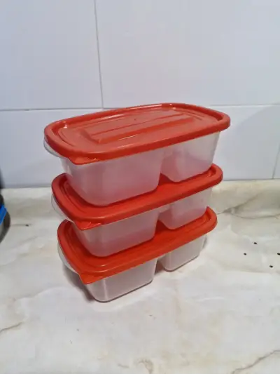 Set de contenedores plásticos con tapa roja - miniatura 2