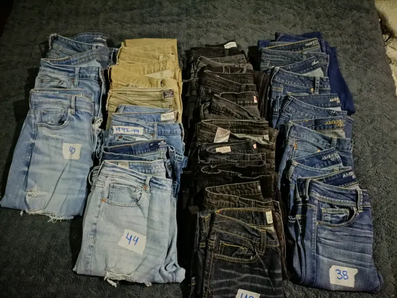 Lote de jeans para mujer en varios colores y tallas