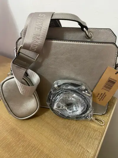 Cartera Steve Madden metálica con correa ajustable - miniatura 1