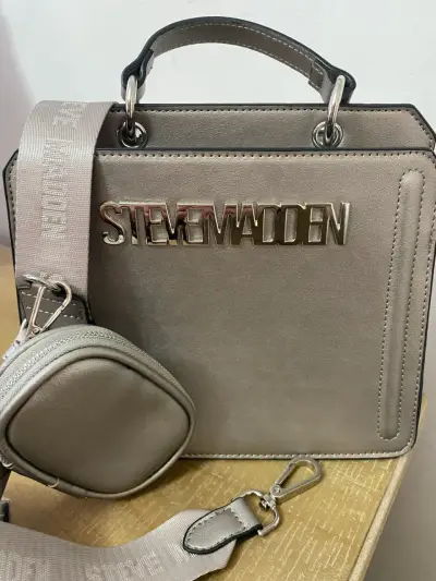 Cartera Steve Madden metálica con correa ajustable - miniatura 3
