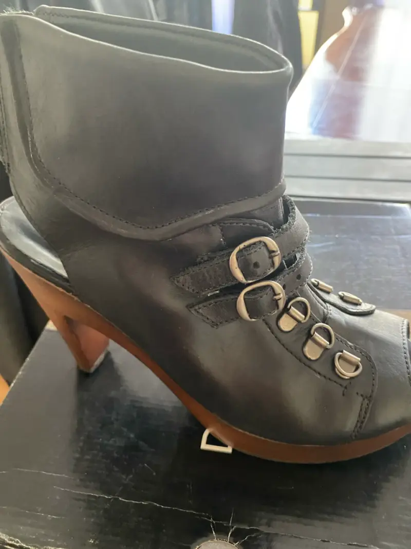 Botines de cuero negro con tacón alto
