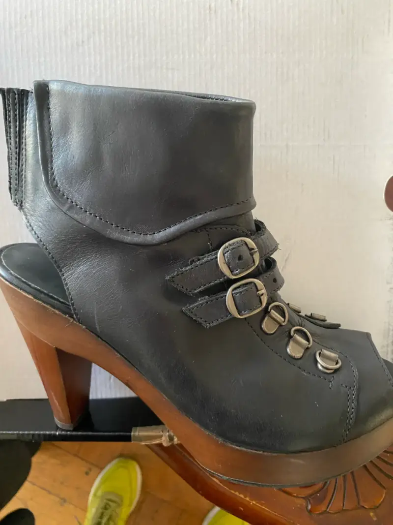 Botines de cuero negro con tacón alto - 2