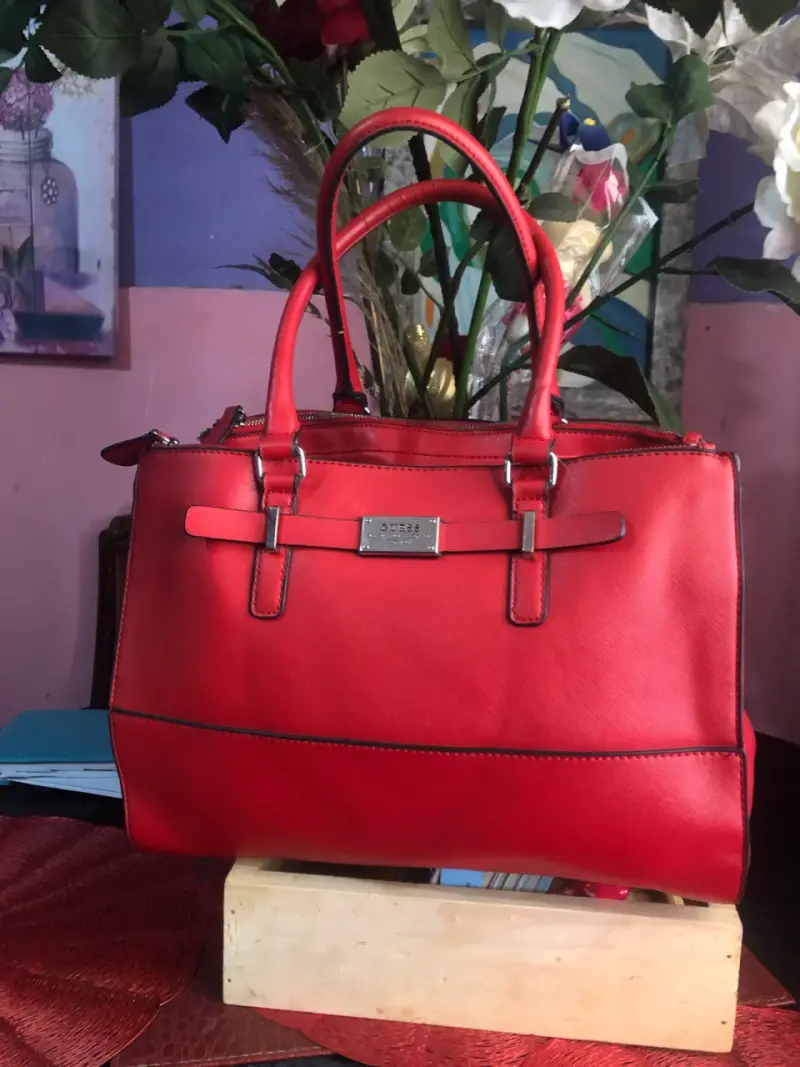 Bolso de mano rojo Guess elegante - 1