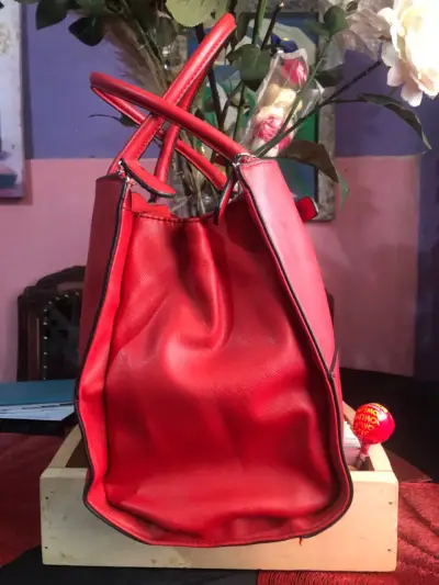 Bolso de mano rojo Guess elegante - miniatura 2