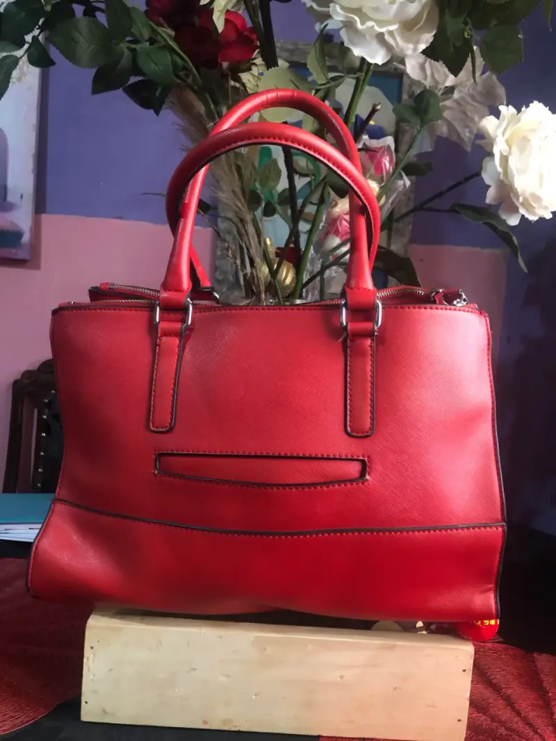 Bolso de mano rojo Guess elegante - 3