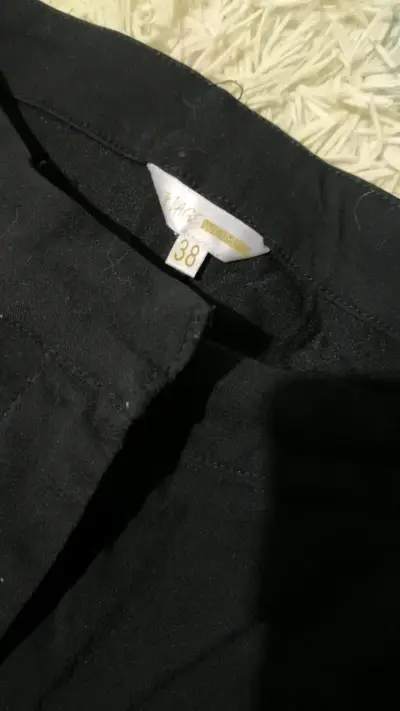 Pantalones negros con botones dorados talla 38 - miniatura 2
