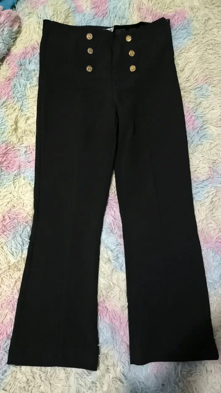 Pantalones negros con botones dorados talla L