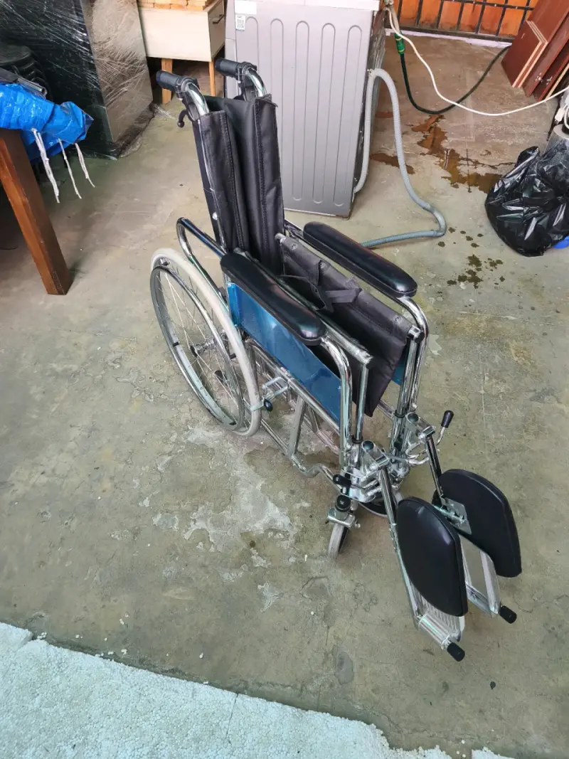 Silla de Ruedas Plegable de Acero Inoxidable - 1