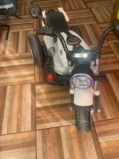 Moto eléctrica infantil blanca con luces - miniatura 1
