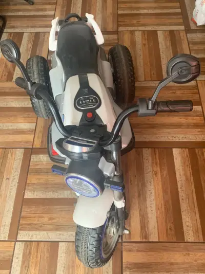 Moto eléctrica infantil blanca con luces - miniatura 3