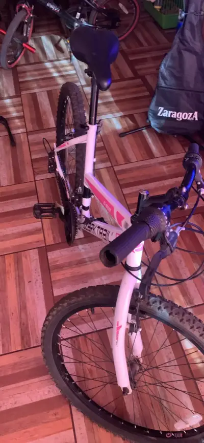 Bicicleta de montaña ozark trail Blanca y rosa - miniatura 1