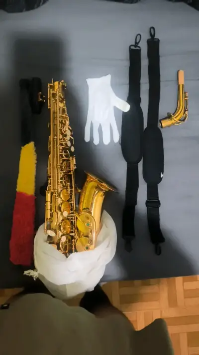 Saxofón alto dorado con accesorios completos - miniatura 1