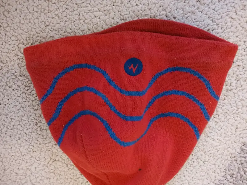 Gorro de lana reciclada rojo y azul - 2