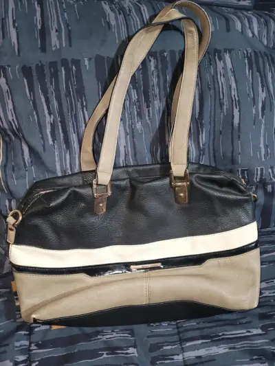 Bolso de cuero sintético negro y beige - miniatura 1
