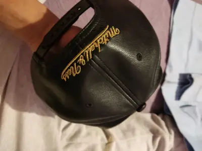Gorra de cuero negro Mitchell & Ness con detalles dorados - miniatura 1