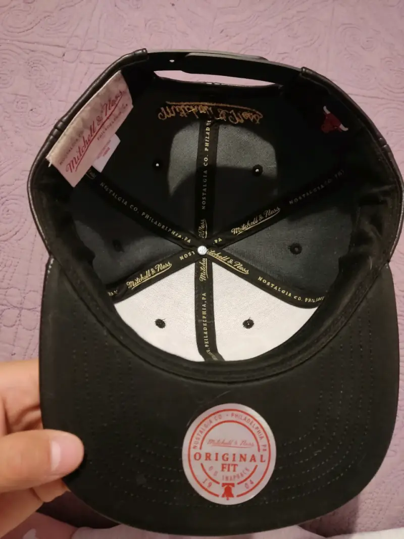 Gorra de cuero negro Mitchell & Ness con detalles dorados - 5