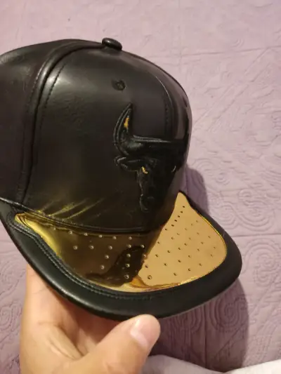 Gorra de cuero negro Mitchell & Ness con detalles dorados - miniatura 6
