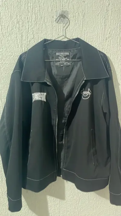 Chaqueta negra True Religion con diseño boxy - miniatura 1