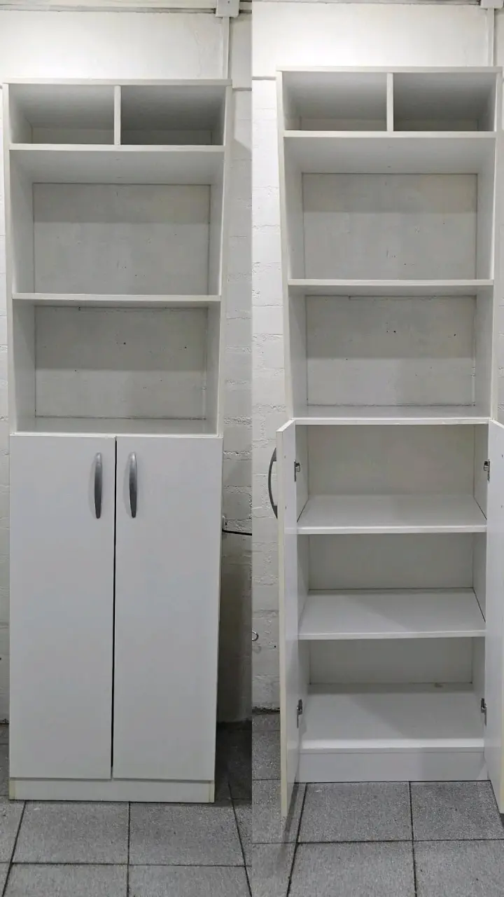 Estante de madera blanco con puertas