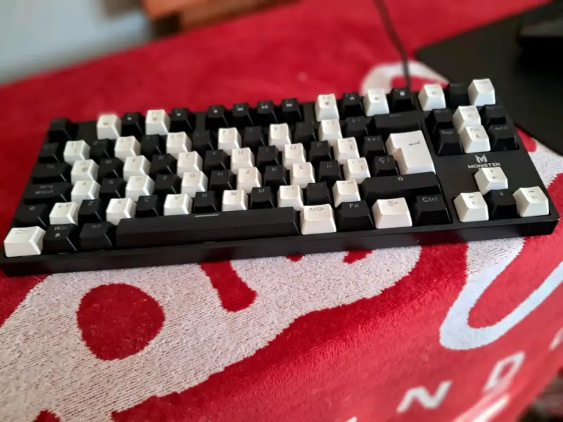 Teclado mecánico Monster blanco y negro
