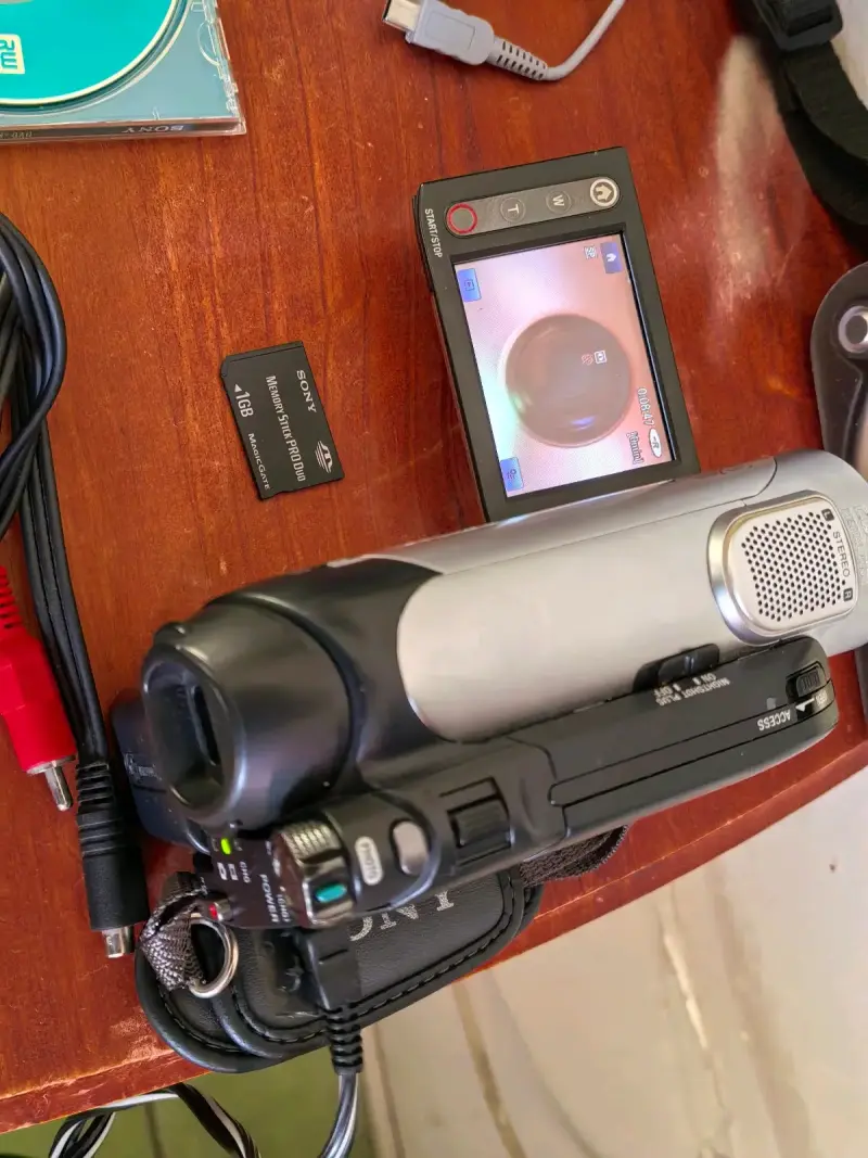 Videocámara Sony Handycam con accesorios - 2