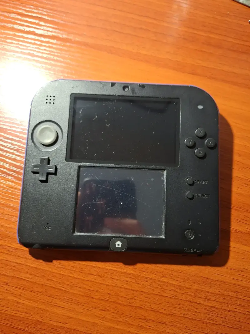 Consola Nintendo 2DS Negra con Estuche y Cargador