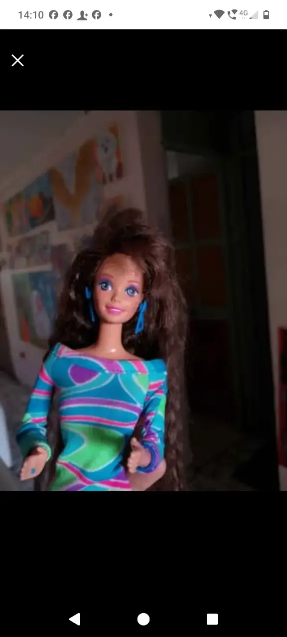 Muñeca con vestido colorido y cabello largo - 1