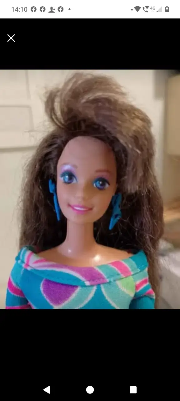 Muñeca con vestido colorido y cabello largo - 2