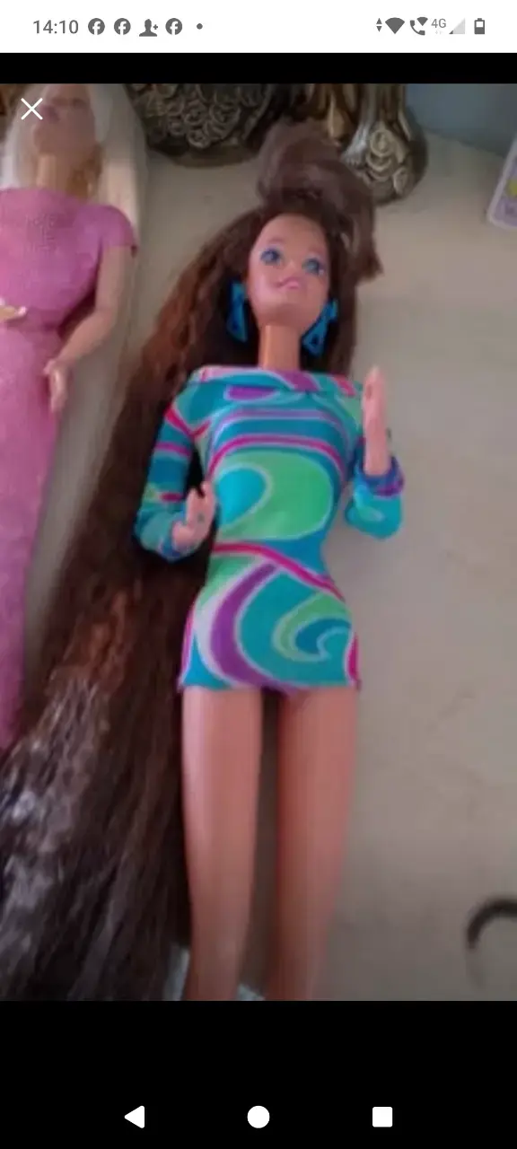 Muñeca con vestido colorido y cabello largo - 5