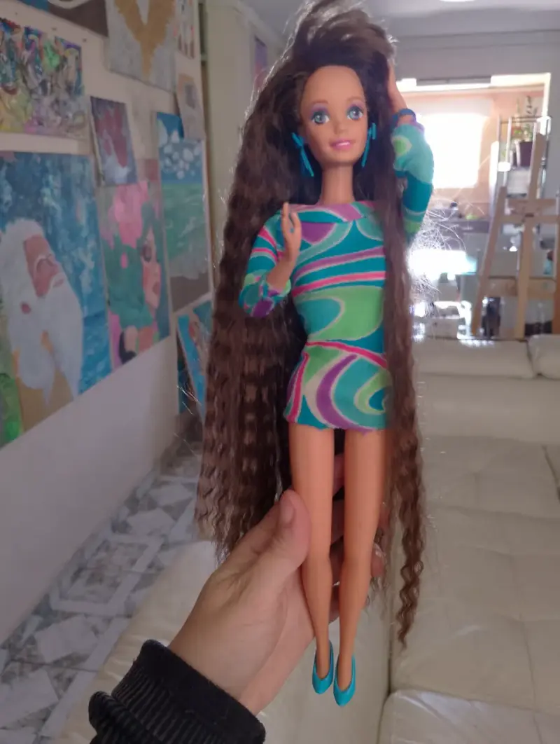 Muñeca con vestido colorido y cabello largo - 6