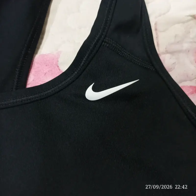 Top deportivo negro Nike Dri-FIT para mujer - 2