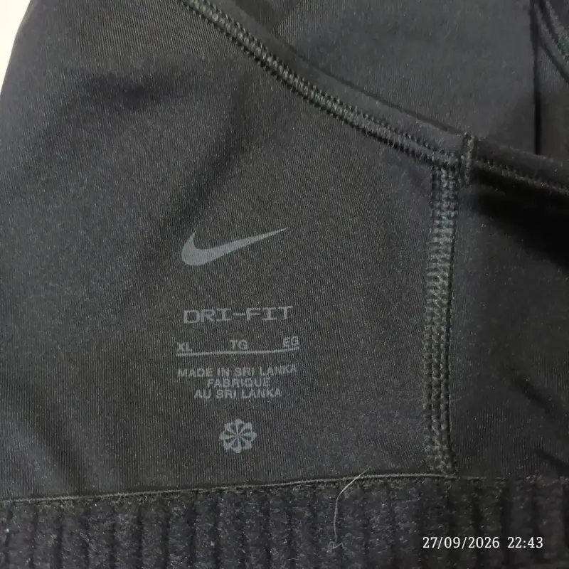 Top deportivo negro Nike Dri-FIT para mujer - 3