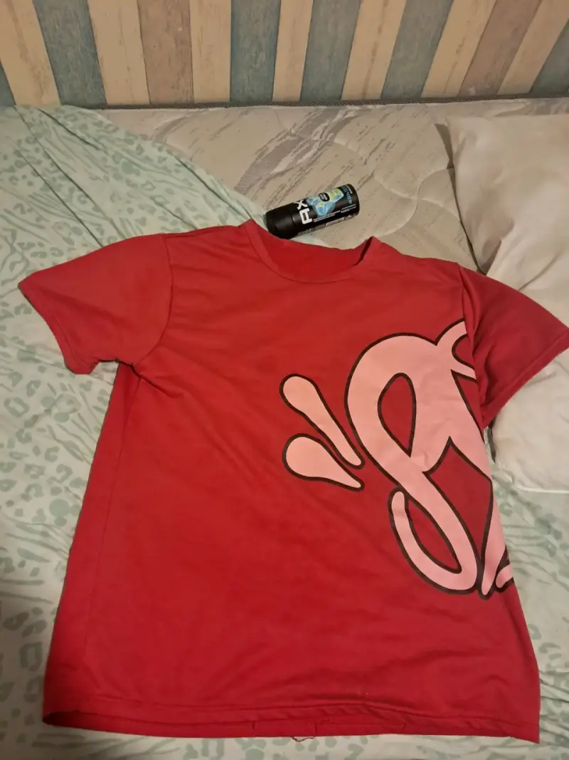 Polera roja con diseño gráfico