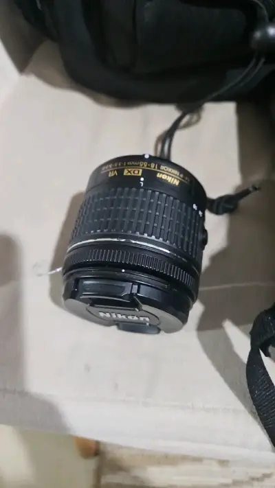 Cámara Nikon DSLR con lente y mochila - miniatura 3