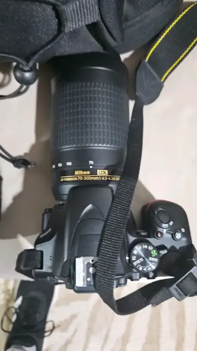 Cámara Nikon DSLR con lente y mochila - miniatura 4