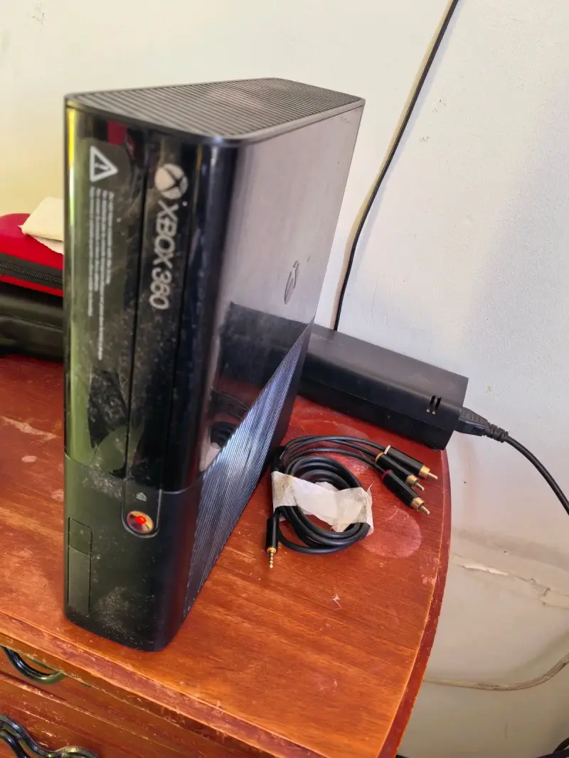 Xbox 360 E Para Repuesto Luz Roja + HDD 250GB - 1