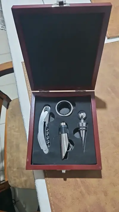 Set de accesorios para vino en caja de madera - miniatura 1