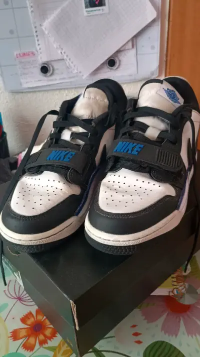 Zapatillas Nike Air Jordan negras y blancas - miniatura 1