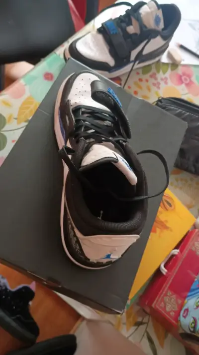 Zapatillas Nike Air Jordan negras y blancas - miniatura 3