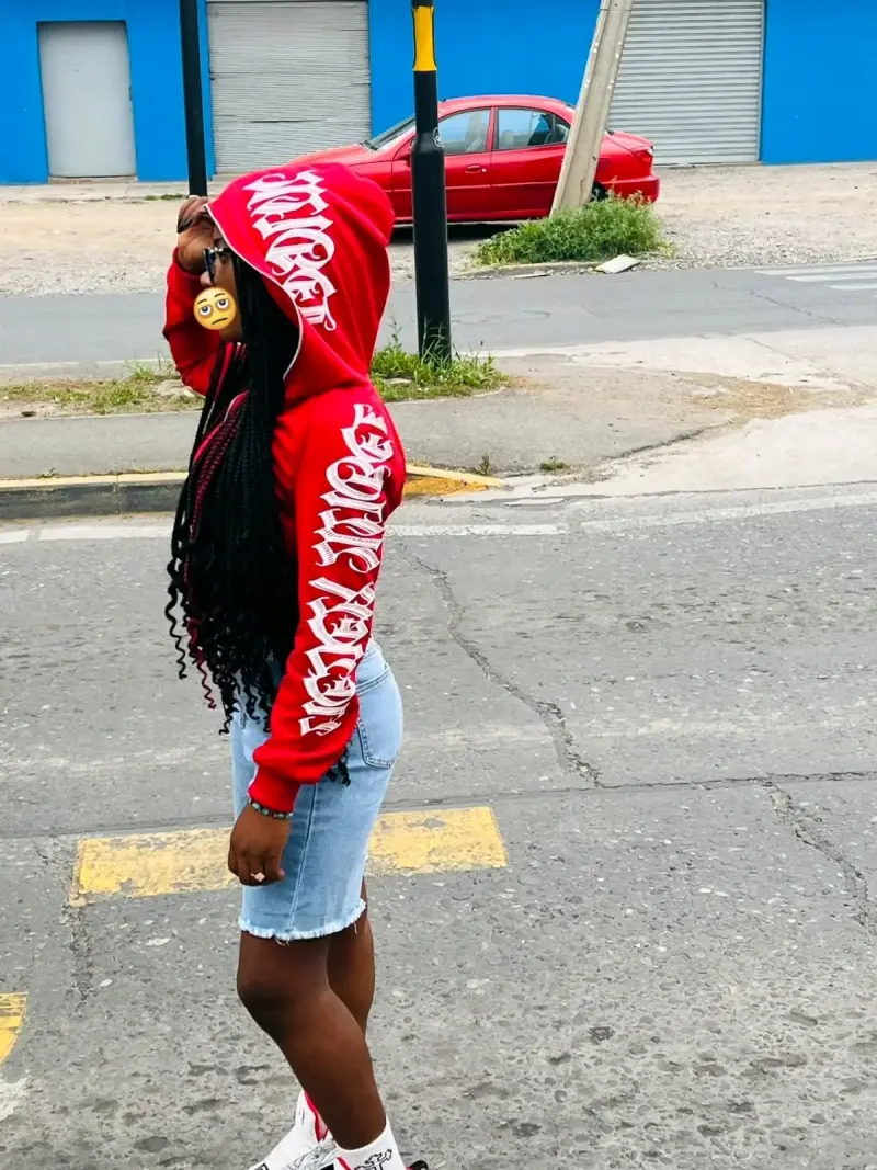 Polerón rojo con capucha y diseño gráfico